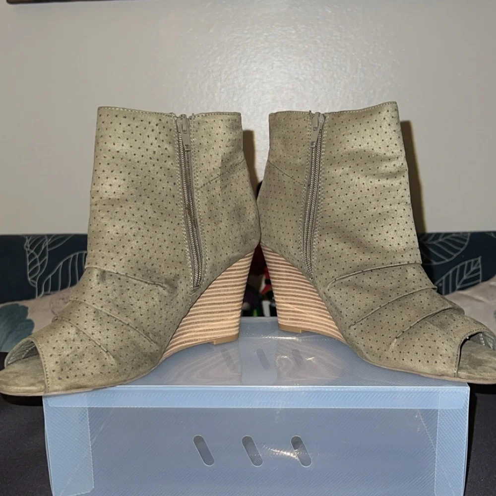 Report- Olive green open toe wedges - Picture 8 of 9